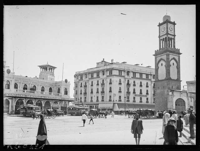 Hôtel Excelsior — Place de France à Casablanca, à g. le bâtiment de la Compagnie générale de transports et tourisme et à d. l'hôtel Excelsior et la tour de l'horloge - btv1b53213080d