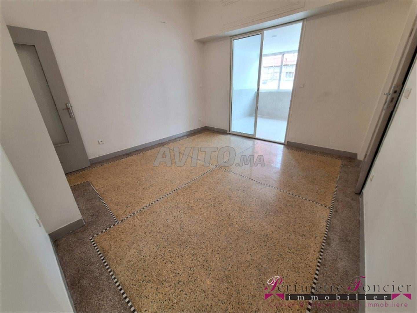 Superb unfurnished Art Deco studio for rent, city centre — photo 1