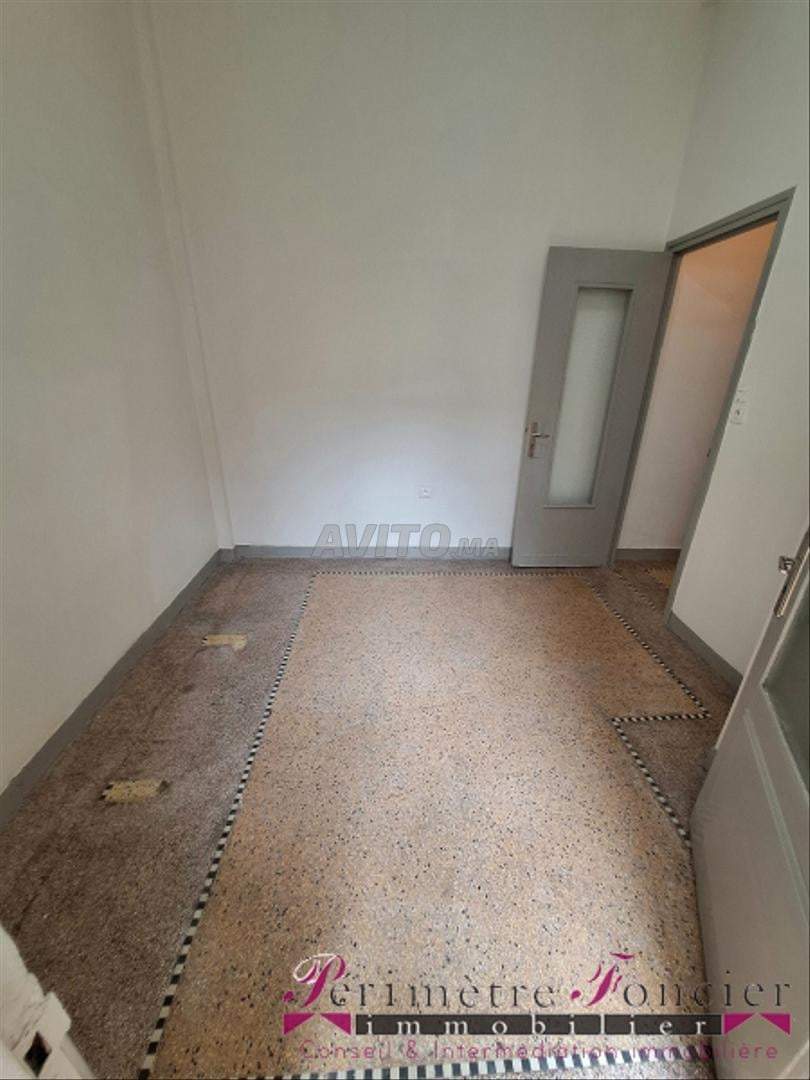 Superb unfurnished Art Deco studio for rent, city centre — photo 3
