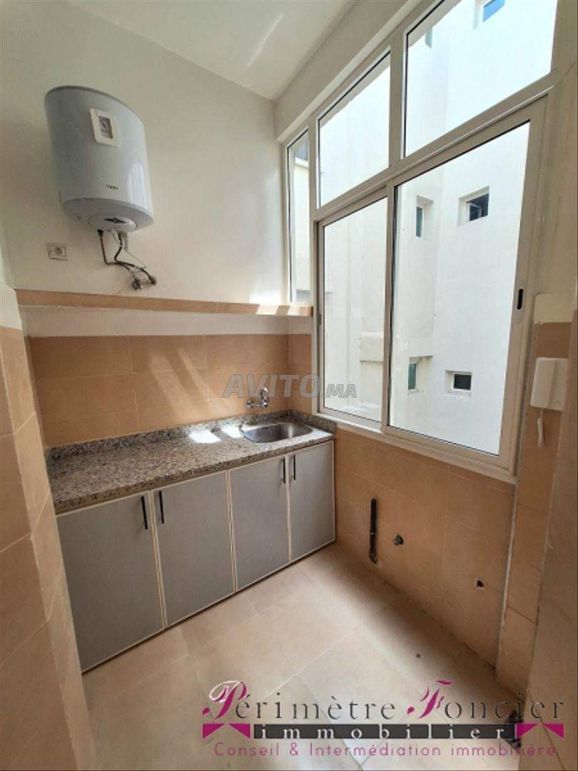 Charming unfurnished Art Deco studio for rent, city centre — photo 10
