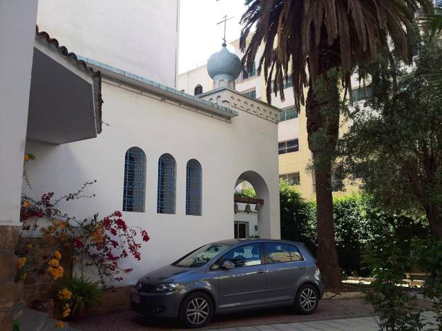 L'Église Orthodoxe Russe — Вид на Успенскую церковь Касабланки с приходского двора (7295660280)