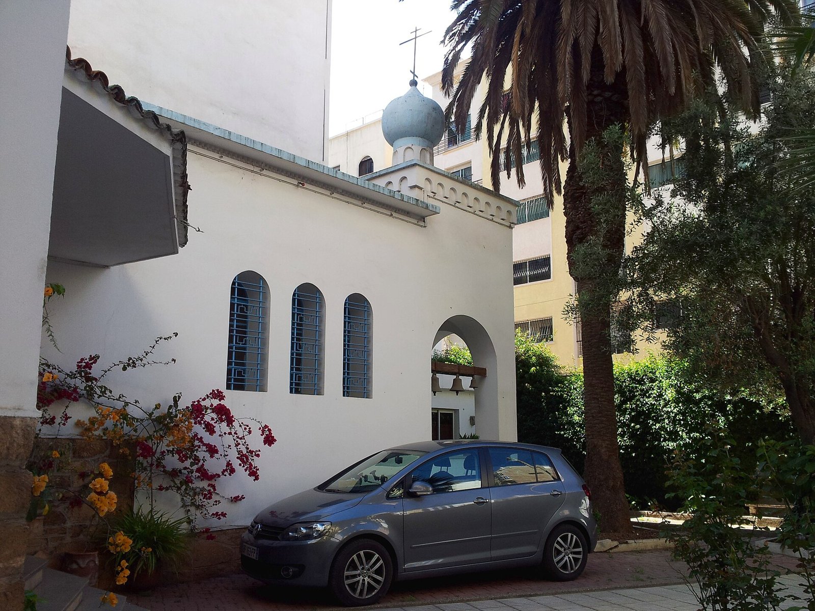 L'Église Orthodoxe Russe — Вид на Успенскую церковь Касабланки с приходского двора (7295660280)