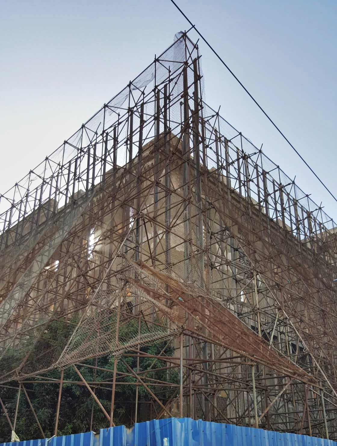 Hôtel Lincoln — Lincoln Hotel scaffold 2