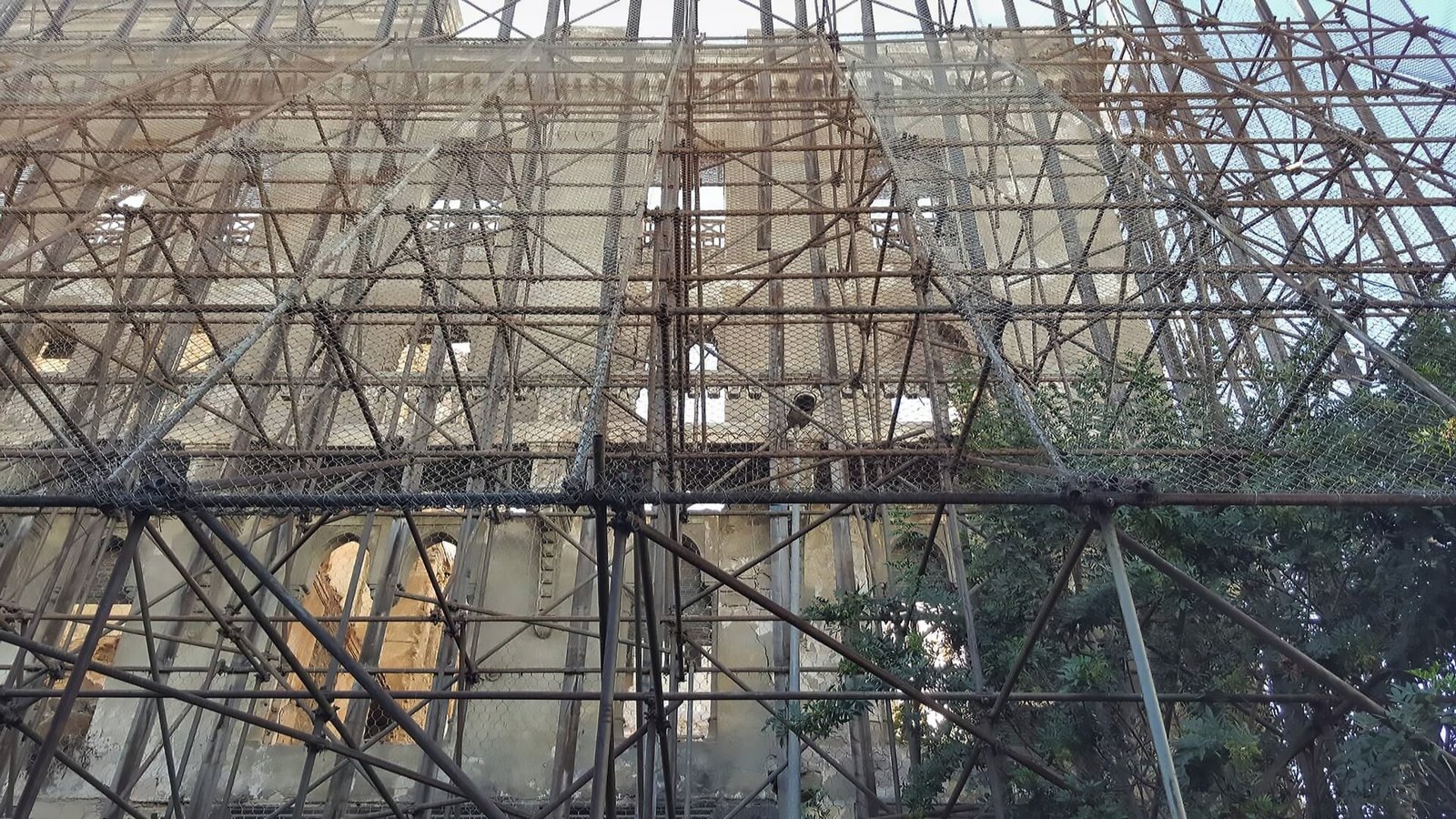 Hôtel Lincoln — Lincoln Hotel scaffold 1